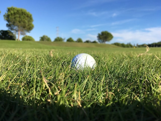 Bild på en golfboll på en green på en golfbana i Turkiet.